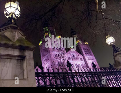 Das Natural History Museum, London bei Nacht beleuchtet Stockfoto