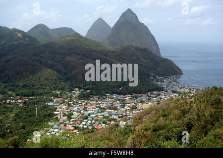 Luftaufnahme des Pitons Berge, Soufriere Stadt, St Lucia, Caribbean Stockfoto