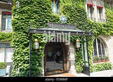 Efeu bedeckt Eingang exklusive Top Residenz "Hotel De La Cite'within Carcassonne Burg nennen, Aude, Südfrankreich Stockfoto