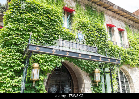 Efeu bedeckt Eingang exklusive Top Residenz "Hotel De La Cite'within Carcassonne Burg nennen, Aude, Südfrankreich Stockfoto