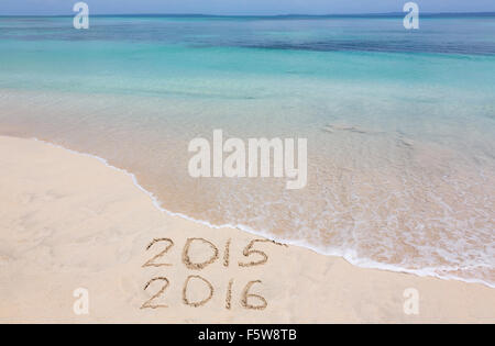 Jahre 2015 und 2016 sind am Sandstrand eingeschrieben. Stockfoto