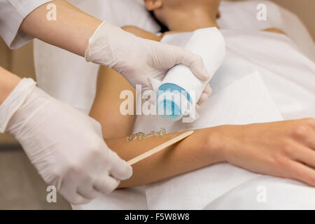 Kühlende Gel Haarentfernung setzen auf Client-Seite Stockfoto