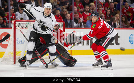 Chicago, Illinois, USA. 2. November 2015. -Blackhawks #4 Niklas Hjalmarsson und #50 Torhüter Corey Crawford Auge ihre auf den eingehenden Puck mit Könige #17 Milan Lucic Screening in der National Hockey League-Spiel zwischen den Chicago Blackhawks und den Los Angeles Kings im United Center in Chicago, IL. Mike Wulf/CSM/Alamy Live-Nachrichten Stockfoto