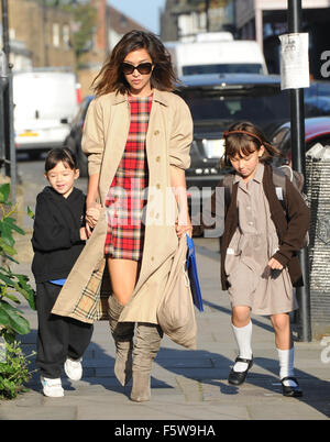 Myleene Klass unterwegs mit ihren Töchtern Hero und Ava London mit: Myleene Klass, Held Harper Quinn, Ava Bailey Quinn wo: London, Vereinigtes Königreich bei: 11 Sep 2015 Stockfoto