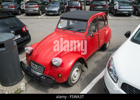 2CV, Deux Chevaux, rot, retro, Citroen Oldtimer Fahrzeug geparkt in Carcassonne, Frankreich, Süden, Aude. Stockfoto