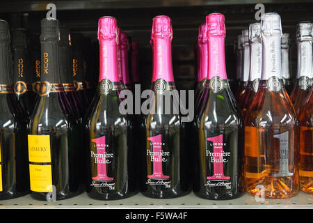 Flaschen Wein im Supermarktregal in Stadt Limoux. Ein beliebter Wein produzierenden Bereich im Süden, Aude, Frankreich. Stockfoto