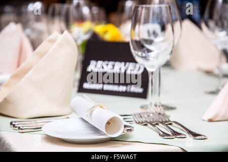 Festival Abendessen Einstellung und "Reserviert" unterzeichnen. Stockfoto