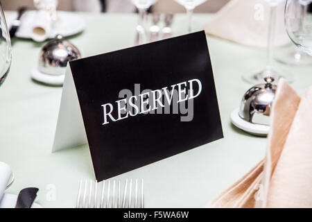 Festival Abendessen Einstellung und "Reserviert" unterzeichnen. Stockfoto