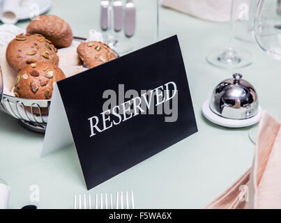 Festival Abendessen Einstellung und "Reserviert" unterzeichnen. Stockfoto