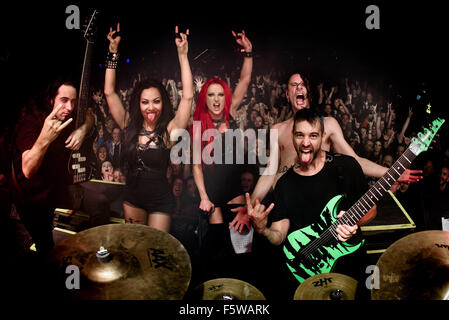 8. November 2015 - Toronto, Ontario, Kanada - amerikanische Metal-Band Butcher Babies eine Show im Phoenix Theatre in Toronto durchgeführt. Bandmitglieder: HEIDI SHEPHERD, CARLA HARVEY, HENRY FLURY, JASON KLEIN, CHRIS WARNER (Credit-Bild: © Igor Vidyashev über ZUMA Draht) Stockfoto