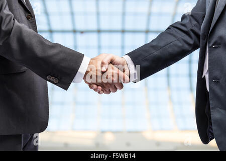 Handshake. Closeup Aufnahme der Hände. Das Businesscenter im Hintergrund. Stockfoto