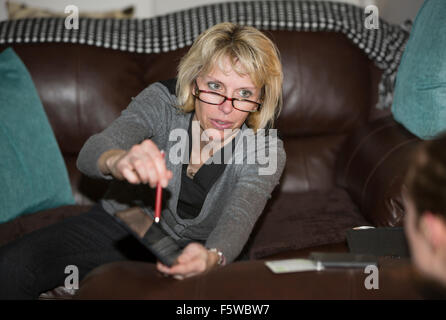 Frau, die etwas auf einem digitalen tablet Stockfoto