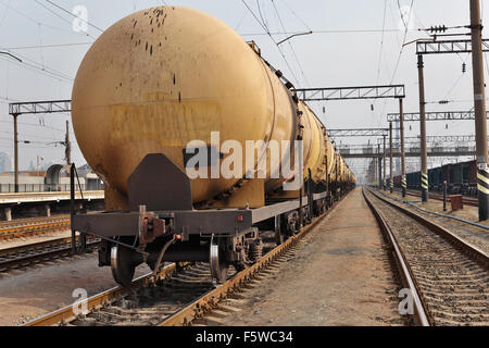Öl-Kesselwagen auf dem Bahnhof Stockfoto