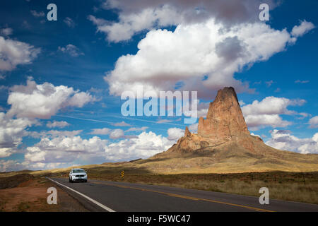 Kayenta, Arizona - ein Auto bewegt sich entlang Highway 163 im Monument Valley, im Navajo-Reservat. Stockfoto