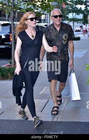 Marg Helgenberger und Freund spazieren mit New York: Marg Helgenberger wo: Manhattan, New York, USA bei: 11 Sep 2015 Stockfoto