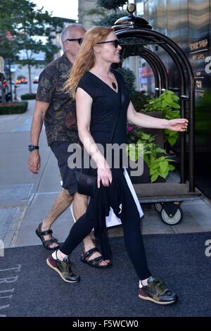 Marg Helgenberger und Freund spazieren mit New York: Marg Helgenberger wo: Manhattan, New York, USA bei: 11 Sep 2015 Stockfoto