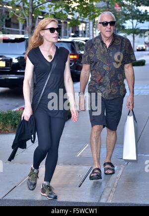 Marg Helgenberger und Freund spazieren mit New York: Marg Helgenberger wo: Manhattan, New York, USA bei: 11 Sep 2015 Stockfoto