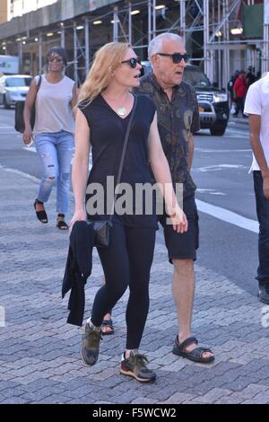 Marg Helgenberger und Freund spazieren mit New York: Marg Helgenberger wo: Manhattan, New York, USA bei: 11 Sep 2015 Stockfoto