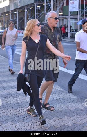 Marg Helgenberger und Freund spazieren mit New York: Marg Helgenberger wo: Manhattan, New York, USA bei: 11 Sep 2015 Stockfoto