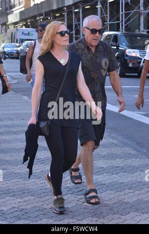 Marg Helgenberger und Freund spazieren mit New York: Marg Helgenberger wo: Manhattan, New York, USA bei: 11 Sep 2015 Stockfoto