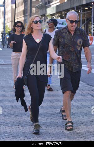 Marg Helgenberger und Freund spazieren mit New York: Marg Helgenberger wo: Manhattan, New York, USA bei: 11 Sep 2015 Stockfoto