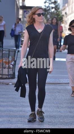 Marg Helgenberger und Freund spazieren mit New York: Marg Helgenberger wo: Manhattan, New York, USA bei: 11 Sep 2015 Stockfoto