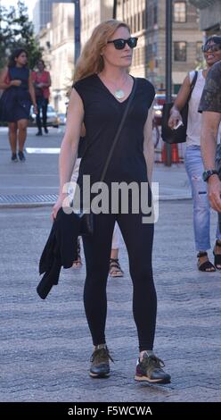 Marg Helgenberger und Freund spazieren mit New York: Marg Helgenberger wo: Manhattan, New York, USA bei: 11 Sep 2015 Stockfoto