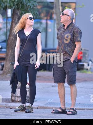 Marg Helgenberger und Freund spazieren mit New York: Marg Helgenberger wo: Manhattan, New York, USA bei: 11 Sep 2015 Stockfoto