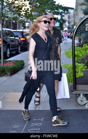 Marg Helgenberger und Freund spazieren mit New York: Marg Helgenberger wo: Manhattan, New York, USA bei: 11 Sep 2015 Stockfoto