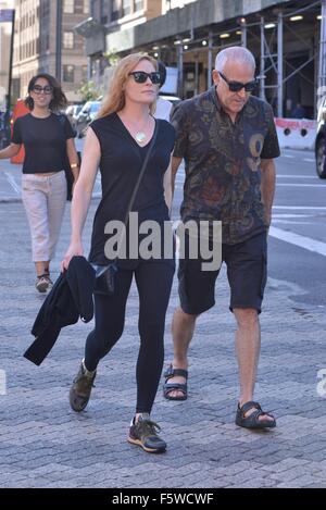 Marg Helgenberger und Freund spazieren mit New York: Marg Helgenberger wo: Manhattan, New York, USA bei: 11 Sep 2015 Stockfoto