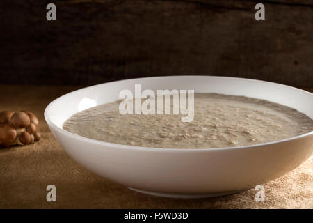 Cremige Pilzsuppe in Schüssel weiß Stockfoto