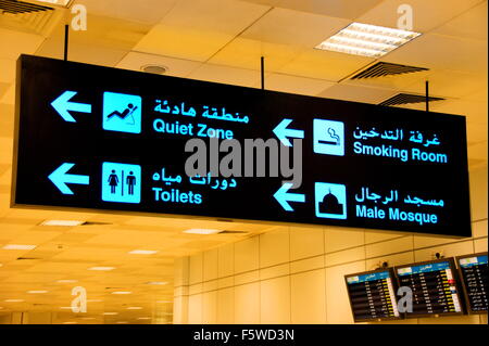 Arabisch-Englisch Flughafen Zeichen Stockfoto