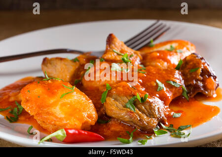 Klassisches ungarisches Gulasch mit Knödel, schweres Essen, hausgemachte Knödel Stockfoto