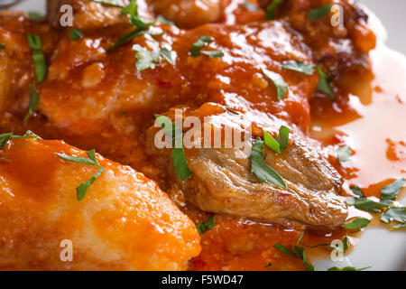 Klassisches ungarisches Gulasch mit Knödel, schweres Essen, hausgemachte Knödel Stockfoto