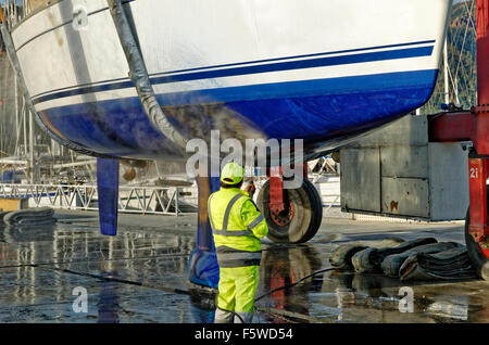 Fahrtenyacht aufgehoben und Jet-gewaschen, um marine Ablagerungen entfernen. Stockfoto