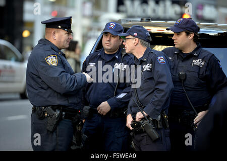 New York, USA. 9. November 2015. NYPD Offiziere Wache am Tatort eines frühen Morgens, die Dreharbeiten in der Nähe von Pennsylvania Station in Manhattan, New York, USA, 9. November 2015. Ein Mann wurde erschossen und zwei weitere verletzt bei einem shooting am Eingang der u-Bahnstation in West 35th Street und Eighth Avenue Montag früh. © Wang Lei/Xinhua/Alamy Live-Nachrichten Stockfoto