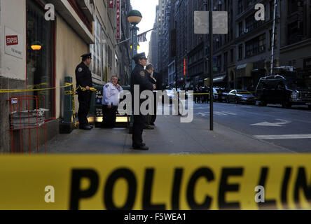 New York, USA. 9. November 2015. NYPD Offiziere Wache am Tatort eines frühen Morgens, die Dreharbeiten in der Nähe von Pennsylvania Station in Manhattan, New York, USA, 9. November 2015. Ein Mann wurde erschossen und zwei weitere verletzt bei einem shooting am Eingang der u-Bahnstation in West 35th Street und Eighth Avenue Montag früh. © Wang Lei/Xinhua/Alamy Live-Nachrichten Stockfoto