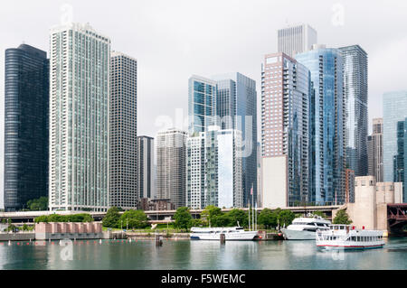 Blick auf Hochhäuser entlang des Chicago River, wo es von Lake Shore Drive durchzogen ist. Stockfoto