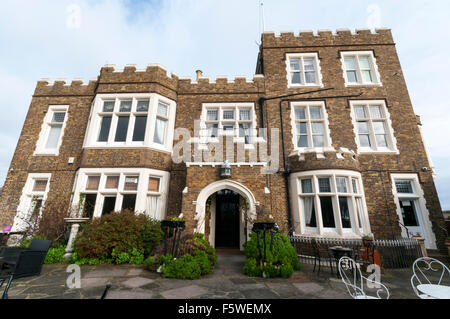 Bleak House, einst eine Residenz von Charles Dickens in Broadstairs, Kent, beherbergt heute ein Museum und ein Hotel. Stockfoto