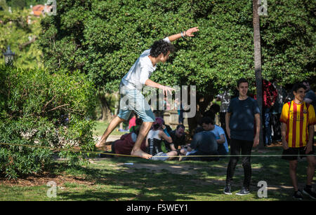 Mensch üben Slacklinen im Parc De La Ciutadella (Zitadellenpark) in Ciutat Vella Bezirk von Barcelona, Spanien Stockfoto
