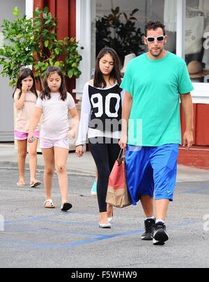 Schauspieler Adam Sandler nimmt seine Tochter zum Mittagessen mit ihren Freunden Brentwood mit: Adam Sandler, sonnigen Madeline Sandler Where: Brentwood, Kalifornien, USA bei: 12 Sep 2015 Stockfoto