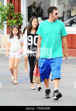 Schauspieler Adam Sandler nimmt seine Tochter zum Mittagessen mit ihren Freunden Brentwood mit: Adam Sandler, sonnigen Madeline Sandler Where: Brentwood, Kalifornien, USA bei: 12 Sep 2015 Stockfoto