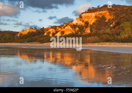 Sandsteinformation von The Pinnacles auf der Küste von Fraser Island. Stockfoto