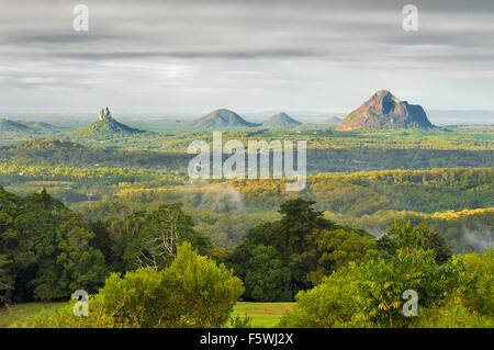 Die Glass House Mountains mit Mt Beerwah und Mt Coonowrin. Stockfoto