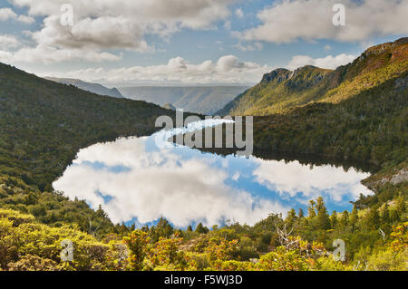 Lake Hanson Wolkenreflexionen im zum Weltnaturerbe gehörenden Cradle Mountain National Park. Stockfoto