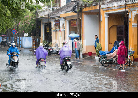 Regen in der Regenzeit in Hoi an der Altstadt, an der Zentralküste, Vietnam. Ein unesco-Weltkulturerbe, Vietnam, Asien Stockfoto