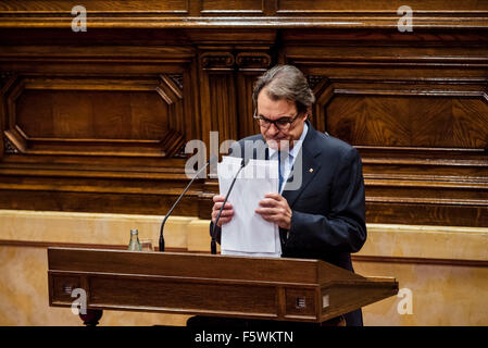 Barcelona, Katalonien, Spanien. 9. November 2015. Katalanische Präsident ARTUR MAS handeln endet seine Rede für die Investitur-Debatte für den katalanischen Vorsitz nach den regionalen Wahlen ohne gefunden zu haben, die Mehrheit der Stimmen des katalanischen Parlaments bisher. Bildnachweis: Matthi/Alamy Live-Nachrichten Stockfoto