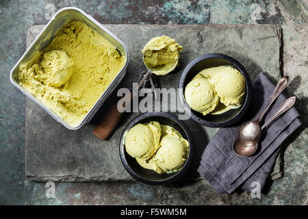 Eis-Grüntee mit Minze und Löffel für Eis auf Stein Schiefer Hintergrund Stockfoto