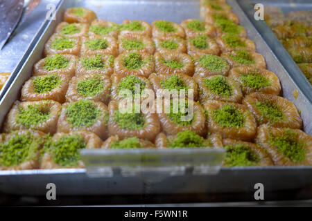 Feigen und Pistazien Süßigkeiten Lebensmittel auf dem Display bei Petek Pastoranesi Konditorei Konditorei Geschäft und Restaurant in Famagusta Nordzypern KATHY DEWITT Stockfoto