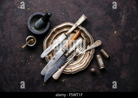 Vintage Geschirr Tabelle Messer und Gabeln auf schwarzem Hintergrund Stockfoto